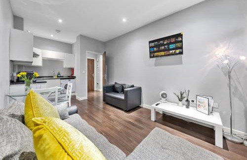 Harlington Apartment | Heathrow Airport Spacious Apartment, Sleeps 1-4, Newly Renovated & Managed with FREE Private Parking