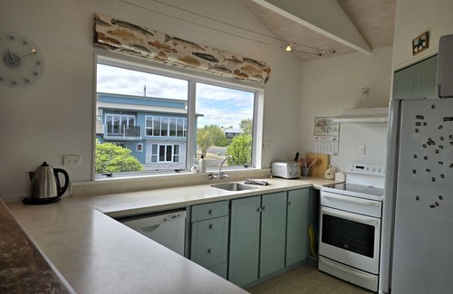 Wharewaka House | Heeni Street - Great location near the lake