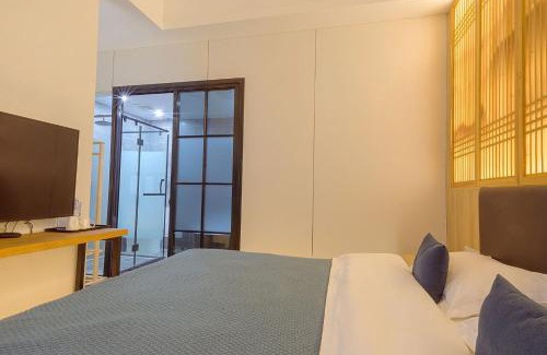 Emeishan House | Heinemann Hotel courtyard or terrace king room B208 with a jacuzzi and a local