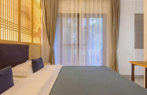Emeishan House | Heinemann Hotel Sunny King Room without Bathtub B308 with a jacuzzi and a local