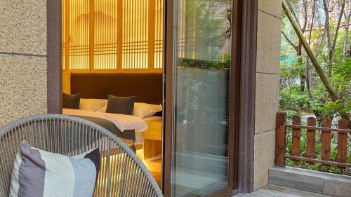 Emeishan House | Heinemanns Guest House With Jacuzzi Local Family vibes