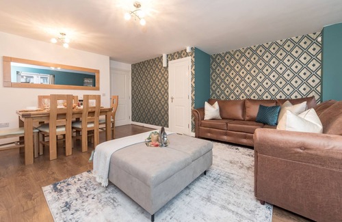 Newport Pagnell House | Heliodoor Apartments Milton Keynes 4-Bedroom House