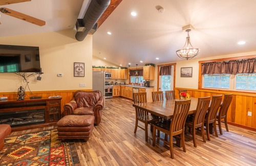 Farmington Apartment | Hemlock Lodge · Hot Tub< Fire Pit & Game Room
