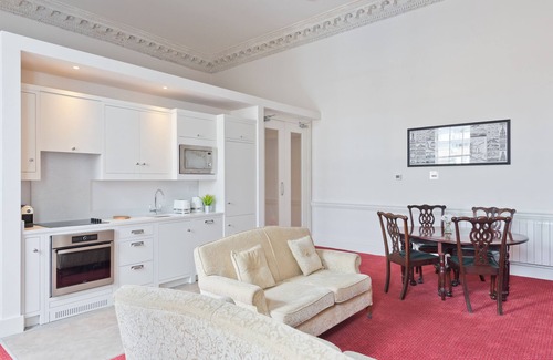 Broadstone Apartment | Henrietta Suites City Centre