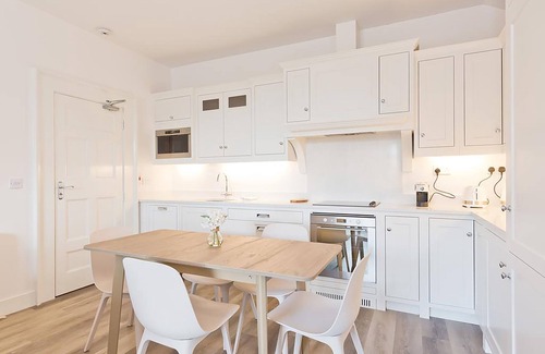 Broadstone Apartment | Henrietta Suites City Centre
