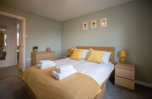 Hereford House | HEREFORD – Woodpecker House: Modern 3-Bed Near Rotherwas, Sleeps 6