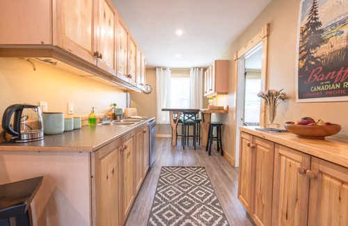 Ramsay Apartment | heritage charm, 5 min to DT with A/C