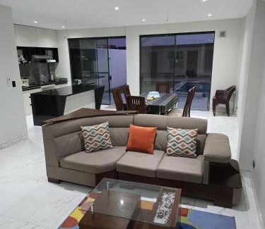 Santa Cruz House | Hermosa Casa Vacacional con piscina privada cerca del Aeropuerto