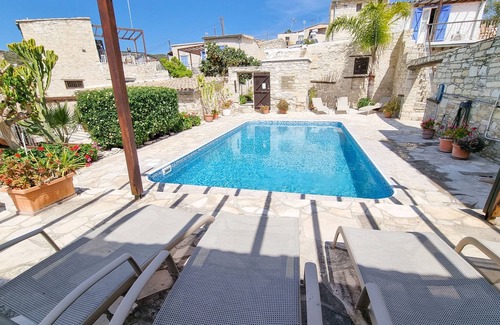 Skarinou Apartment | Hestia Poolview Studio