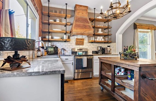 North Waco House | HGTV’s “LITTLE HOUSE” w/huge deck, fire table, grill