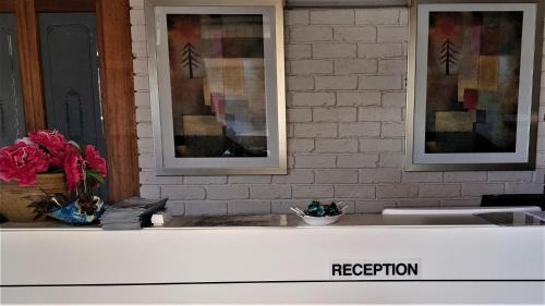 Budgewoi Hotel | Hibiscus Lakeside Motel