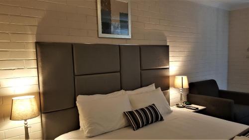 Budgewoi Hotel | Hibiscus Lakeside Motel