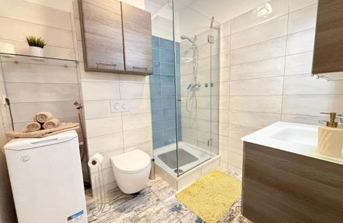 Favoriten House | Hideout Villas, 3 Bedrooms, free parking, garden area, terrace