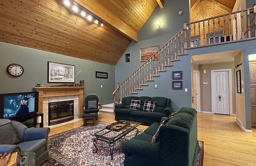 East Kootenay House | High-end three-level 3,000 sq ft home boasts 150 ft of private beachfront.