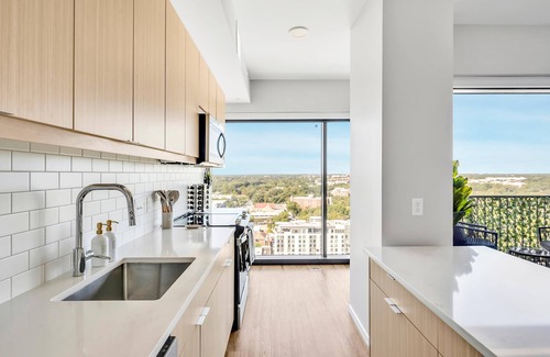 Glenwood South Apartment | High-rise Apt Raleigh Free Parking Sunset View 2