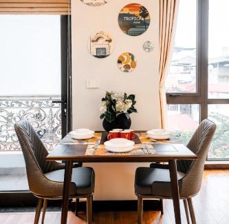 Van Mieu Apartment | High-ser Apartment -2BR - NiceView - Parking - Spacious - In center