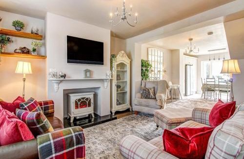 Hoole House | Highest Point in Chester: Hot Tub and Parking