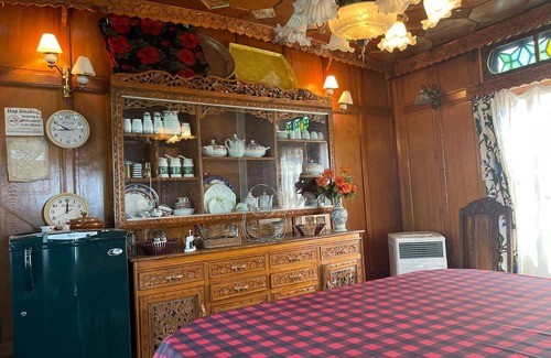 Dal Lake Boat Rental | Highland Queen Houseboat