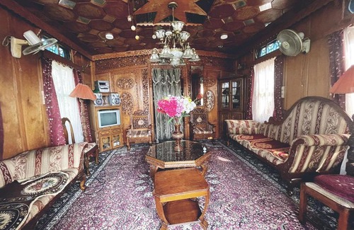 Dal Lake Boat Rental | Highland Queen Houseboat