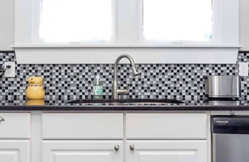 Highlands Apartment | Highlands 2 BR Mid- Century Getaway with Firepit