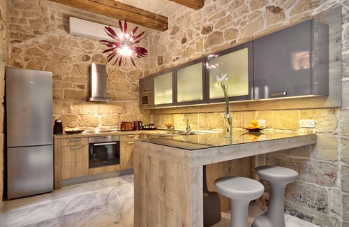 Ħal Bisbut House | Highly Renovated Ta Rozamari Character House With Pool And Hot Tub