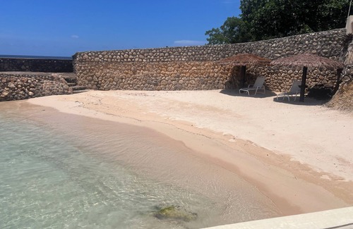 Discovery Bay Villa | Hillcrest Villa - Comfort of a Hotel/Privacy of a Home