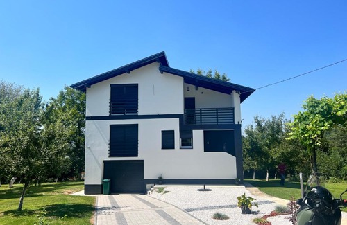 Hadzici Villa | Hillside Villa