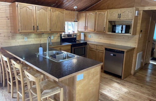 Breezy Point Cabin | Hilltop Chalet: Cozy log cabin retreat in beautiful Breezy Point, w/WiFi