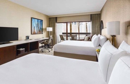 Phoenix Hotel | Hilton Phoenix Airport, Standard 2 Queens, Free Shuttle & Outdoor Pool