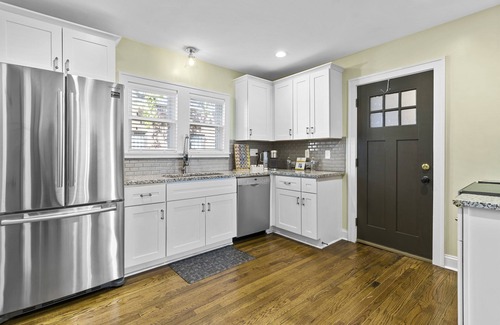 Kansas City House | Historic 6-Bed Duplex | Streetcar | Walk to Whole Foods Loose Park UMKC