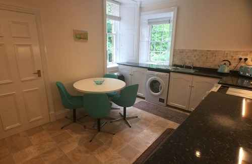 Colinton Apartment | Historic Apartment in Colinton Village with Car Parking