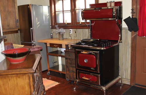 Historic District Cabin | Historic Cabin! Downtown! 2 Blocks to Main St. Walk to everything!