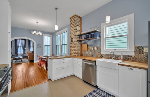 San Jacinto Cottage | Historic Cottage-2 Block Walk to the Beach