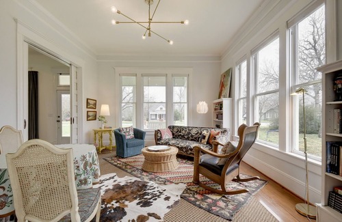 Lockhart House | Historic family home - short stroll to Lockhart's Downtown Square.
