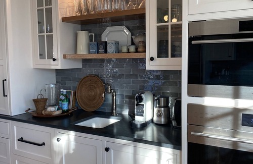 Mystic House | Historic Spite House, Captain’s Home, sleeps 10, walk to downtown Mystic!