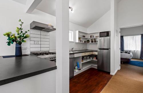 Queenstown City Centre Apartment | Historic Stone Cottage - Alley Apartment