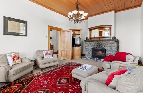 Queenstown City Centre House | Historic Stonehouse & Alley Cottage - Sleeps 14 with spa pool