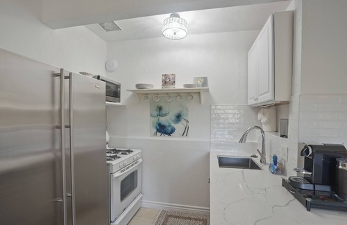 West Beach Apartment | Historic West Beach Studio #3 — Blocks to beach, Downtown State St & Funk Zone