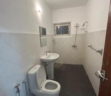 Handessa House | HnM Kandy - Peradeniya Small Apartment with a luxury bed, kitchen, living area, attached washroom