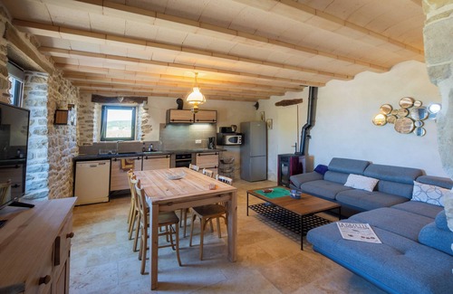 Saint-Sauveur-de-Cruzieres House | Holiday Home 'Gîte Les Vignes Au Mas Dujau' with Shared Pool, Wi-Fi and Air Conditioning