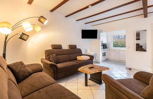 Busumer Deichhausen Apartment | Holiday Apartment 'Steuerbord' with Private Terrace, Private Garden and Wi-Fi