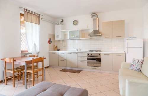 Solarolo Apartment | Holiday Apartment "Manerba Sweet" with Air Conditioning