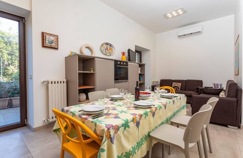 Picanello-Ognina-Barriera-Canalicchio Apartment | Holiday Apartment 'A Casa Nostra' with Terrace, Shared Garden & Wi-Fi