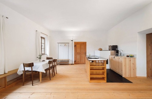 Pfalzen Apartment | Holiday Apartment 'Ansitz Baumannhof Erker Suite' with Mountain View, Shared Garden and Wi-Fi