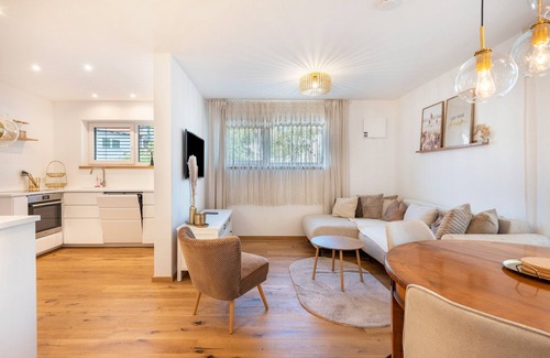 Miltach Apartment | Holiday Apartment 'bei Thérèse Eg+Zusatzzimmer' with Terrace and Wi-Fi