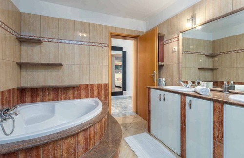 Kaldanija Apartment | Holiday apartment with heated pool, barbecue and internet