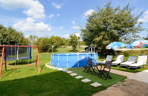 Sajini Apartment | Holiday apartment with air conditioning and mounting pool