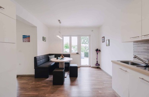 Klimno Apartment | Holiday apartment with sea view and pool