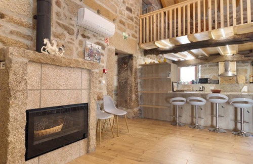 Valpacos Apartment | Holiday Bedroom 'Quarto Duplo Gingeira' with Mountain View, Wi-Fi and Air Conditioning