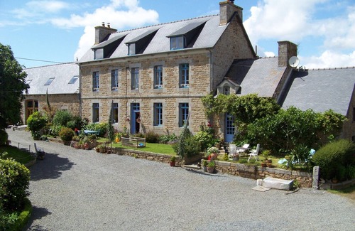 Prat House | Holiday farm; 3 gites & 8 fixed tents, spacious, comfortable, personal